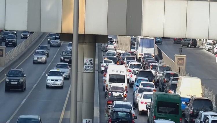 Yol qəzası tıxaca səbəb oldu -FOTO Yol qəzası tıxaca səbəb oldu -FOTO