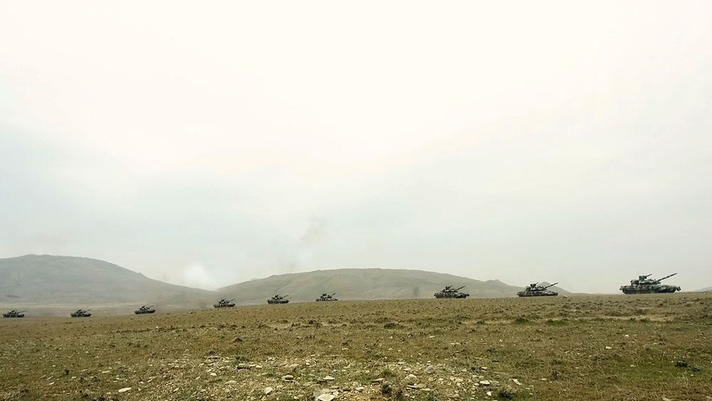 Təlimlərə cəlb edilən qoşunlar əməliyyat təyinatı rayonlarına çıxarılır (FOTO/VİDEO) - Gallery Image
