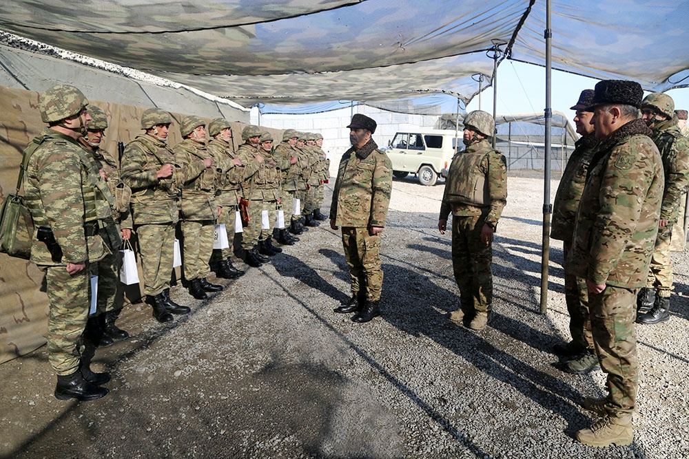 Zakir Həsənov ön xətdə xidmət edən hərbi qulluqçularla görüşüb (FOTO/VİDEO) - Gallery Image