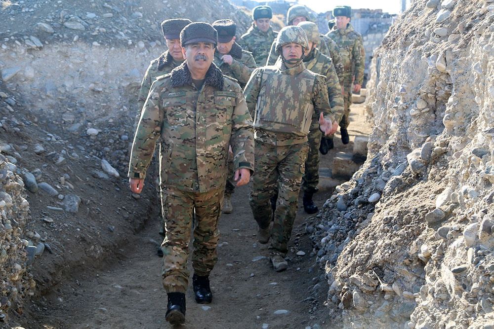 Zakir Həsənov ön xətdə xidmət edən hərbi qulluqçularla görüşüb (FOTO/VİDEO) - Gallery Image