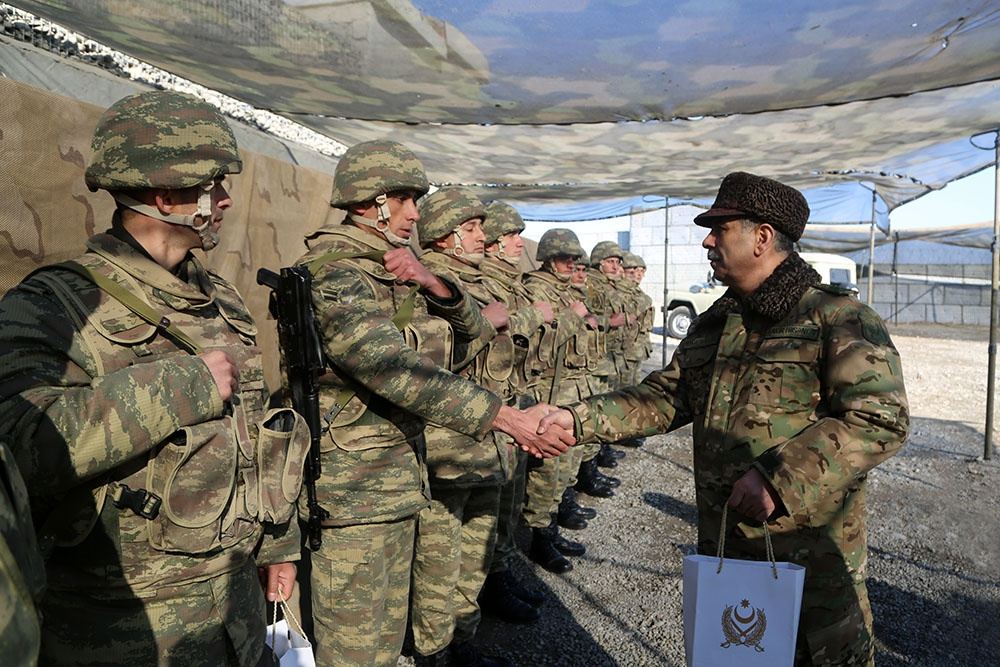 Zakir Həsənov ön xətdə xidmət edən hərbi qulluqçularla görüşüb (FOTO/VİDEO) - Gallery Image
