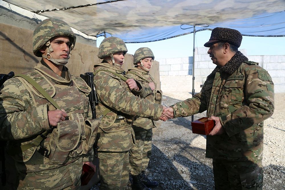 Zakir Həsənov ön xətdə xidmət edən hərbi qulluqçularla görüşüb (FOTO/VİDEO) - Gallery Image