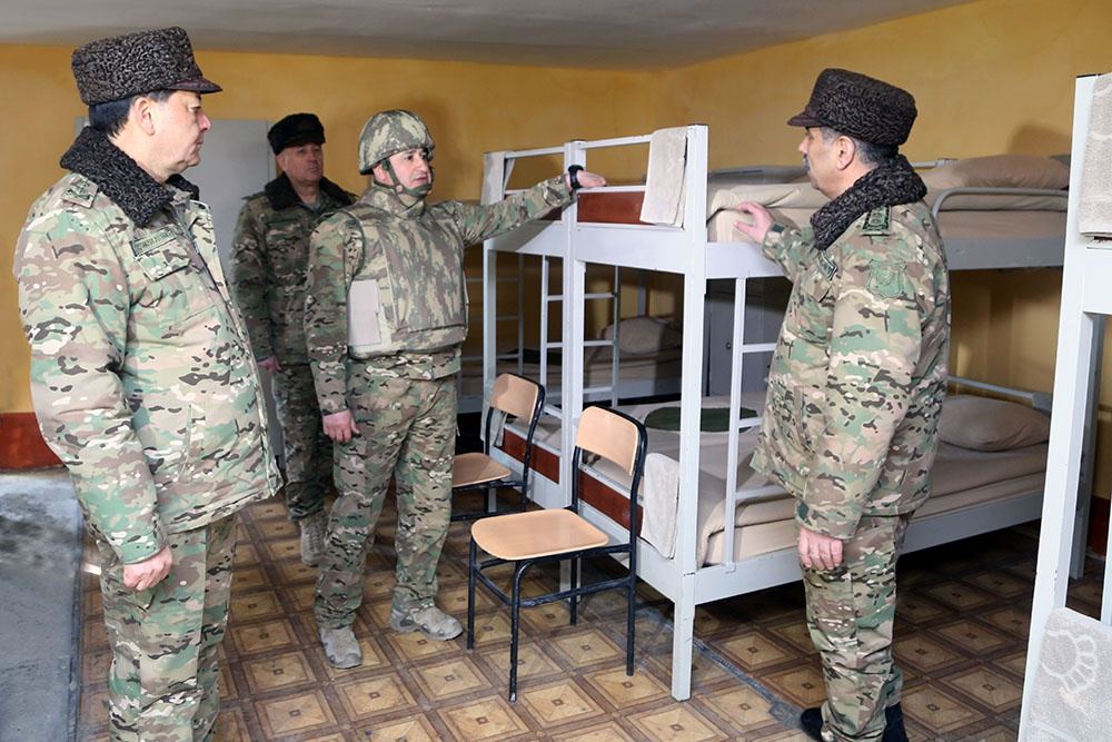 Zakir Həsənov ön xətdə xidmət edən hərbi qulluqçularla görüşüb (FOTO/VİDEO) - Gallery Image