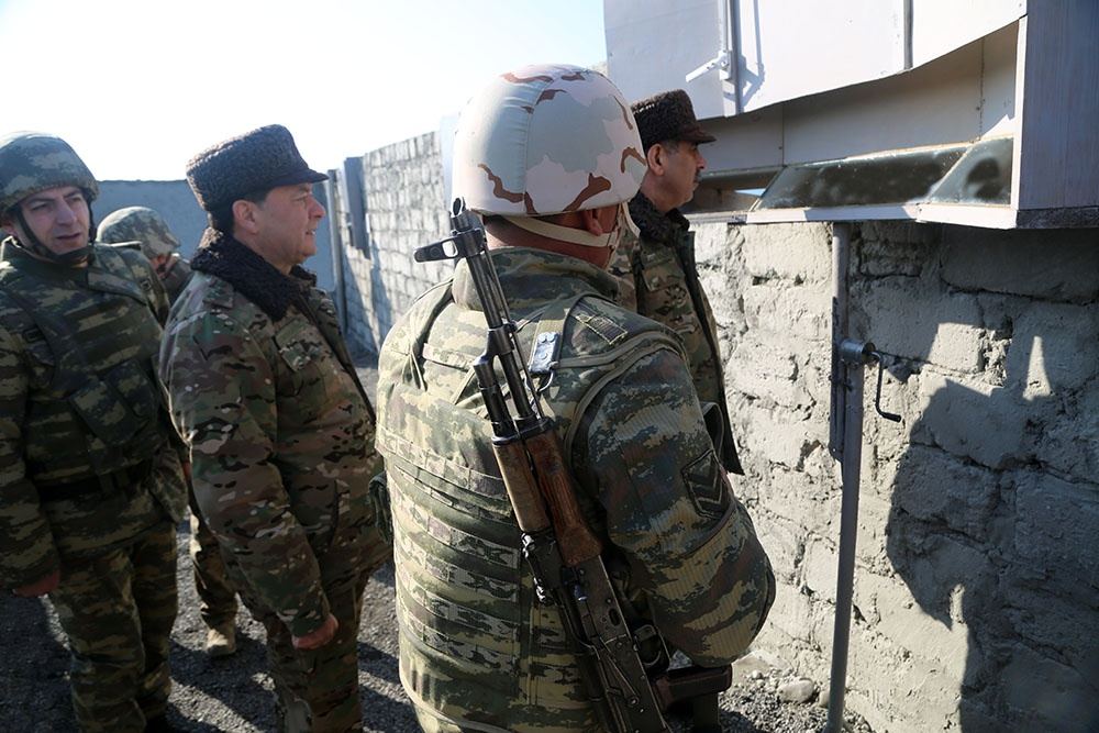 Zakir Həsənov ön xətdə xidmət edən hərbi qulluqçularla görüşüb (FOTO/VİDEO) - Gallery Image