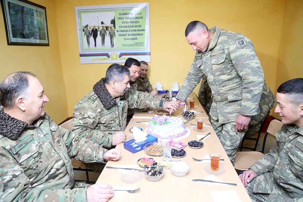 Zakir Həsənov ön xətdə xidmət edən hərbi qulluqçularla görüşüb (FOTO/VİDEO) - Gallery Image