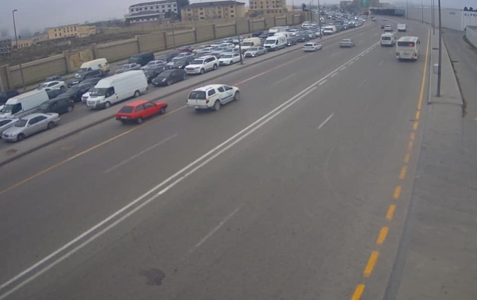 Prospektdə qəza tıxaca səbəb oldu (FOTO) - Gallery Image