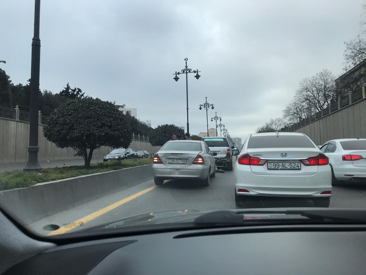 Bakıda zəncirvari qəza tıxaca səbəb olub - Gallery Image