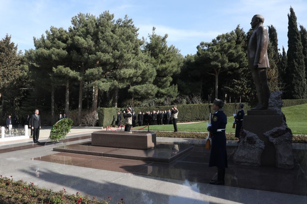 Türkmənistan Prezidenti ulu öndər Heydər Əliyevin məzarını və Şəhidlər xiyabanını ziyarət edib (FOTO) - Gallery Image