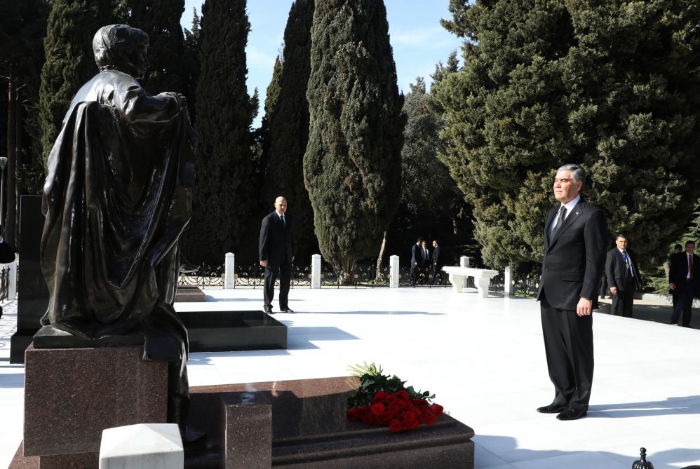 Türkmənistan Prezidenti ulu öndər Heydər Əliyevin məzarını və Şəhidlər xiyabanını ziyarət edib (FOTO) - Gallery Image
