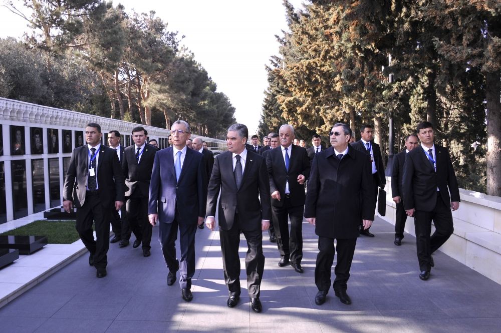 Türkmənistan Prezidenti ulu öndər Heydər Əliyevin məzarını və Şəhidlər xiyabanını ziyarət edib (FOTO) - Gallery Image