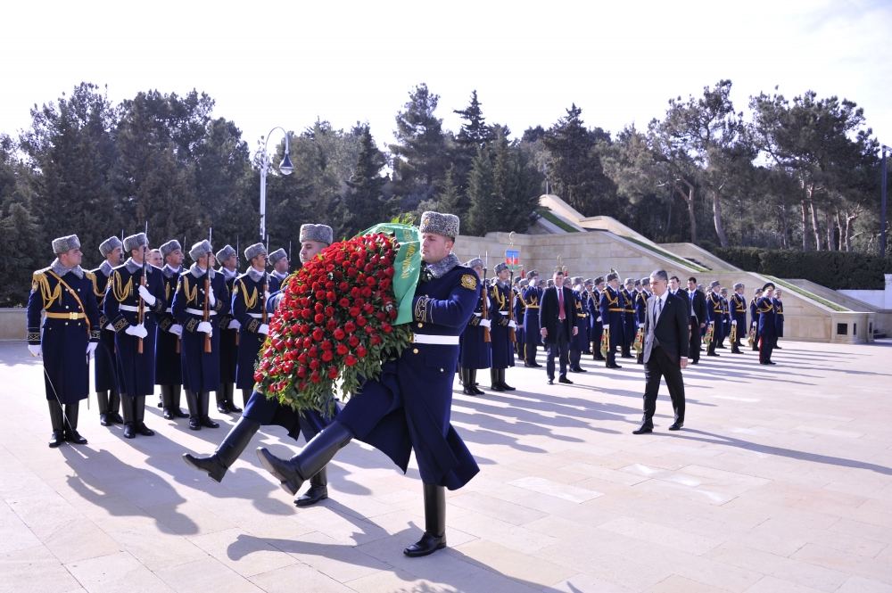 Türkmənistan Prezidenti ulu öndər Heydər Əliyevin məzarını və Şəhidlər xiyabanını ziyarət edib (FOTO) - Gallery Image