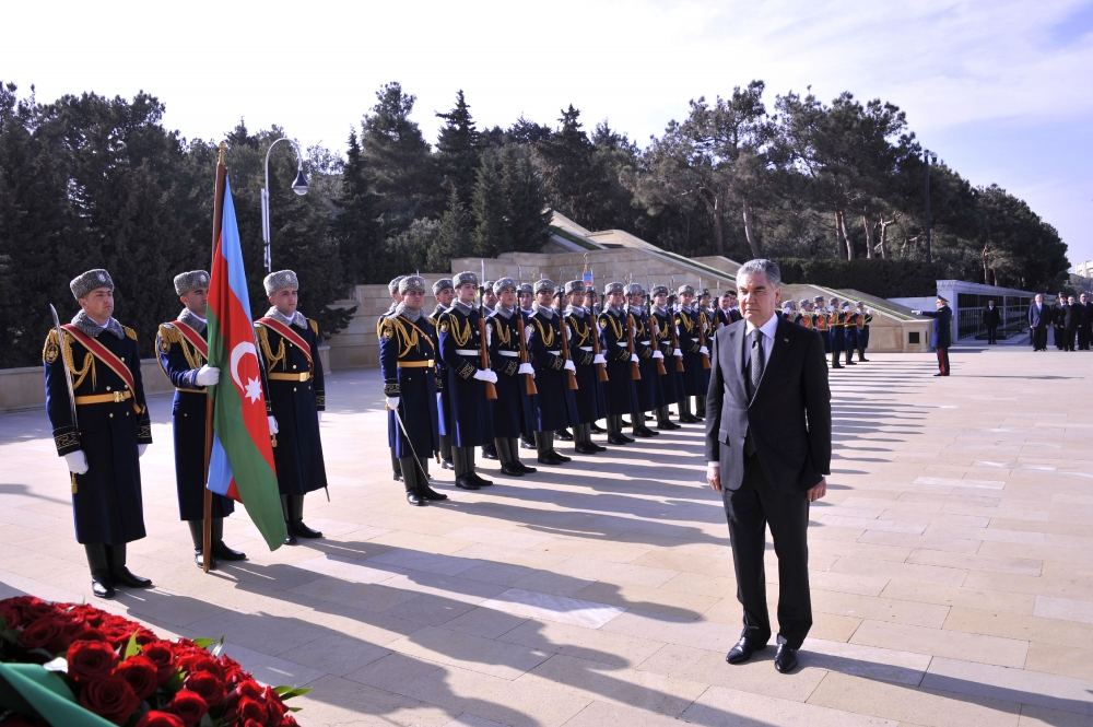 Türkmənistan Prezidenti ulu öndər Heydər Əliyevin məzarını və Şəhidlər xiyabanını ziyarət edib (FOTO) - Gallery Image