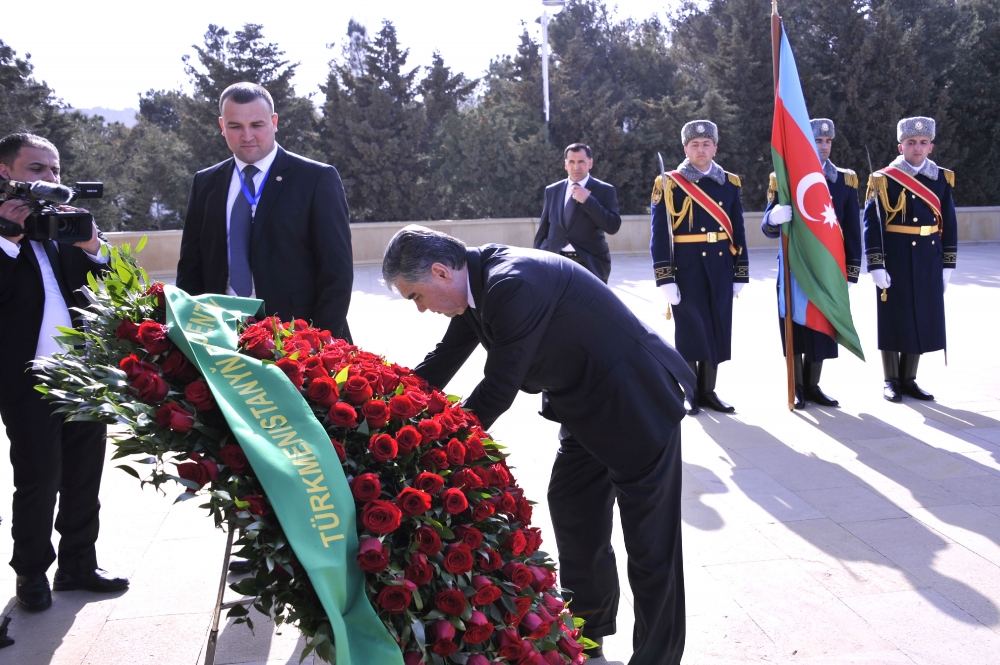 Türkmənistan Prezidenti ulu öndər Heydər Əliyevin məzarını və Şəhidlər xiyabanını ziyarət edib (FOTO) - Gallery Image
