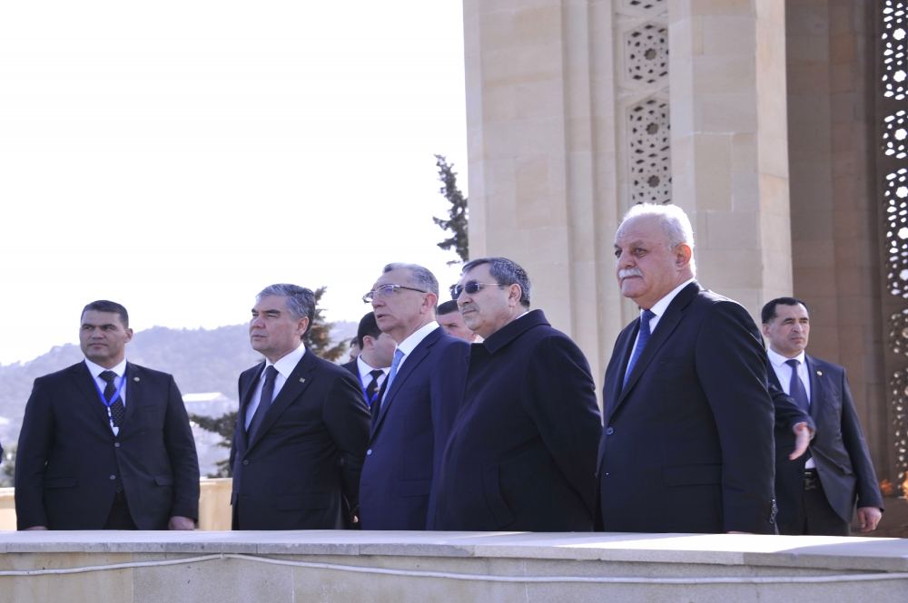Türkmənistan Prezidenti ulu öndər Heydər Əliyevin məzarını və Şəhidlər xiyabanını ziyarət edib (FOTO) - Gallery Image