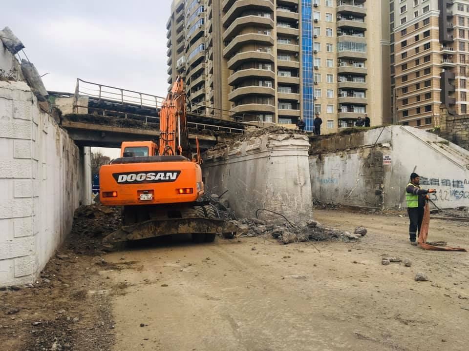 Bakıda dəmir yolu körpüsü sökülür (FOTO) - Gallery Image