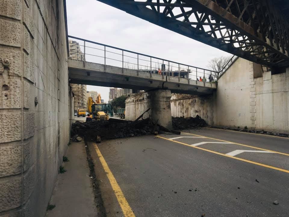 Bakıda dəmir yolu körpüsü sökülür (FOTO) - Gallery Image