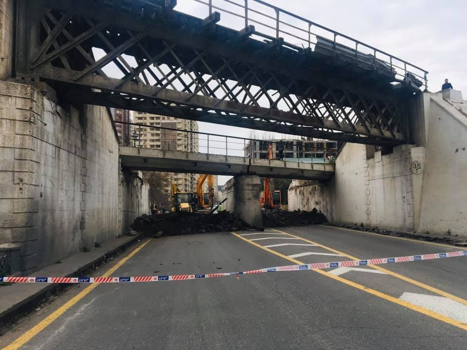 Bakıda dəmir yolu körpüsü sökülür (FOTO) - Gallery Image