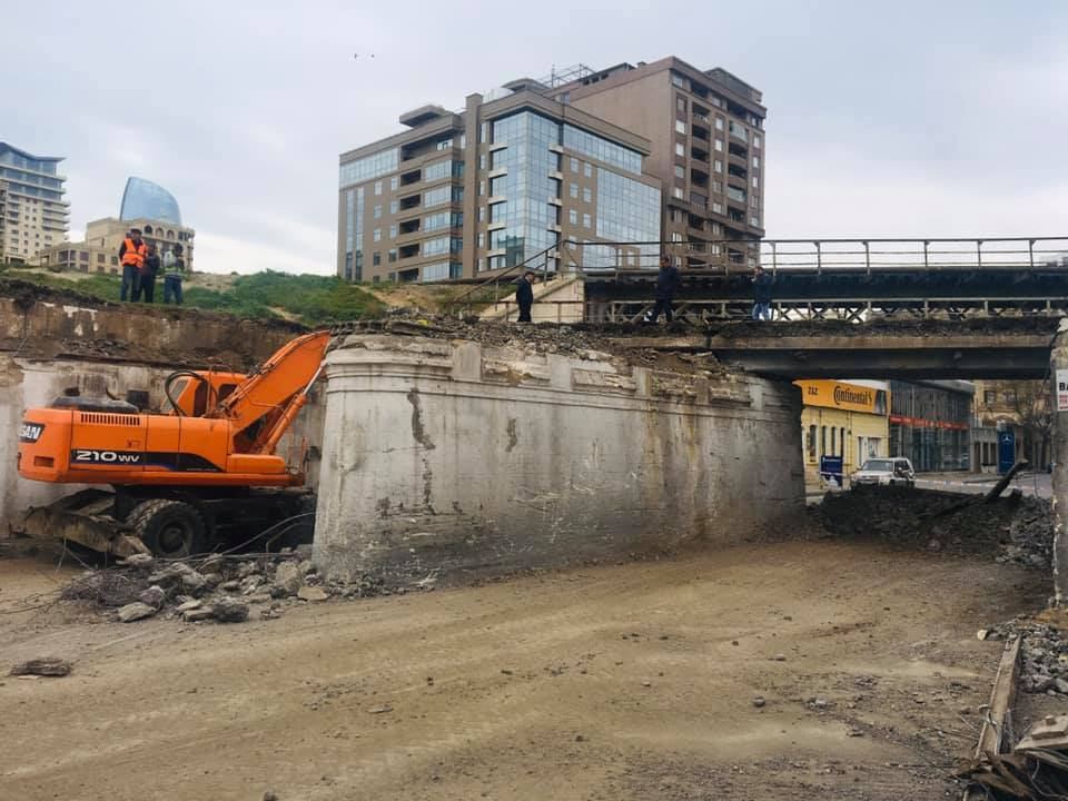 Bakıda dəmir yolu körpüsü sökülür (FOTO) - Gallery Image