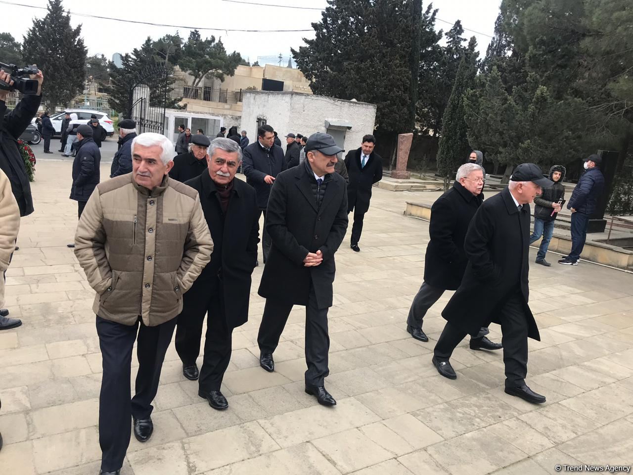 Xalq artisti Rafael Dadaşov dəfn olunub (FOTO) (ƏLAVƏ OLUNUB-2) - Gallery Image