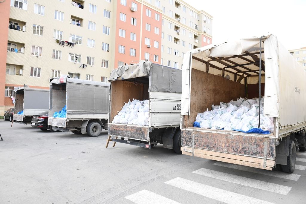 Üç dövlət qurumu məcburi köçkün ailələrinə bayram sovqatı paylayıb (FOTO) - Gallery Image