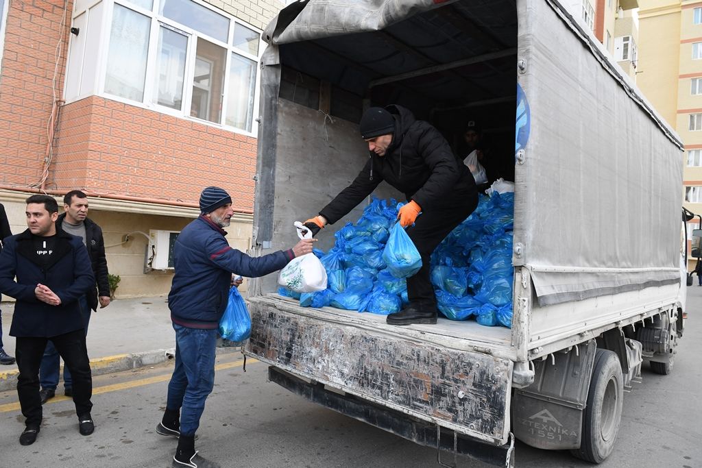 Üç dövlət qurumu məcburi köçkün ailələrinə bayram sovqatı paylayıb (FOTO) - Gallery Image