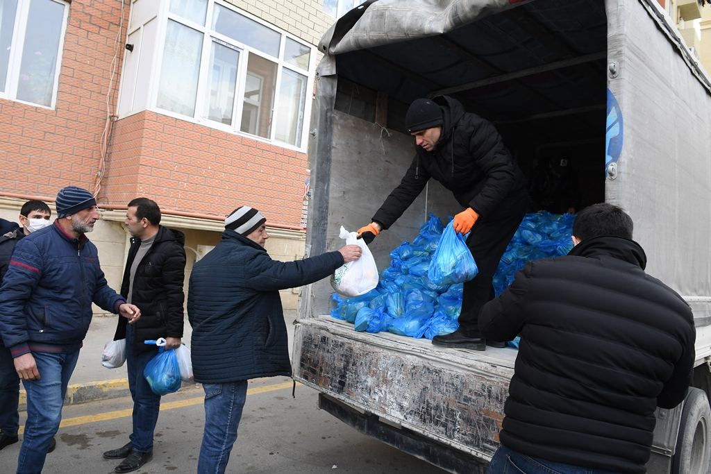 Üç dövlət qurumu məcburi köçkün ailələrinə bayram sovqatı paylayıb (FOTO) - Gallery Image