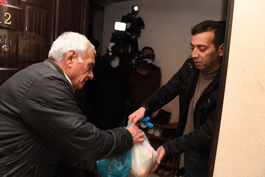Üç dövlət qurumu məcburi köçkün ailələrinə bayram sovqatı paylayıb (FOTO) - Gallery Image