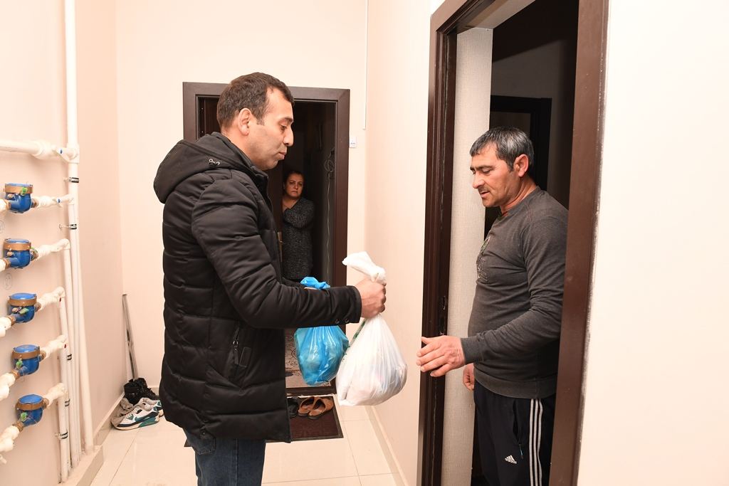 Üç dövlət qurumu məcburi köçkün ailələrinə bayram sovqatı paylayıb (FOTO) - Gallery Image