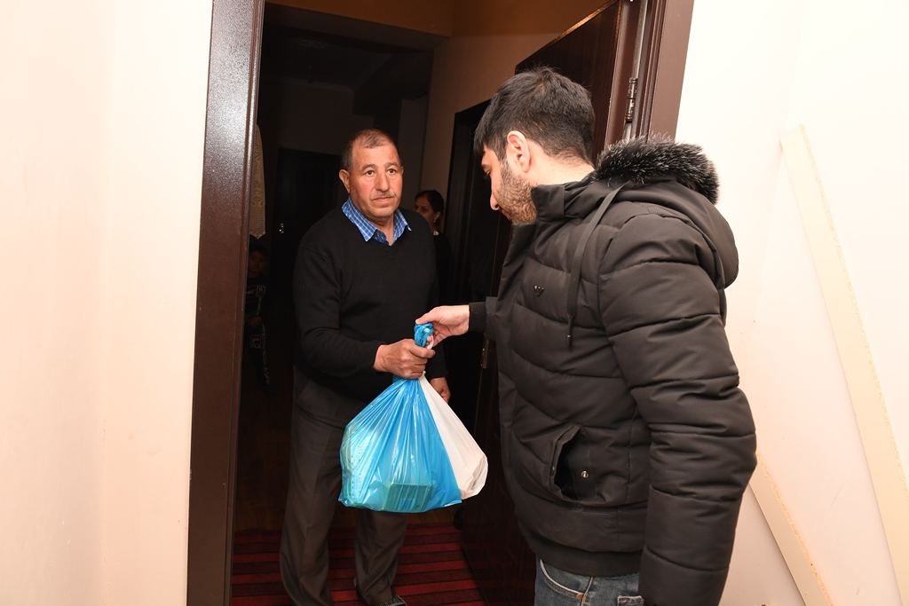 Üç dövlət qurumu məcburi köçkün ailələrinə bayram sovqatı paylayıb (FOTO) - Gallery Image