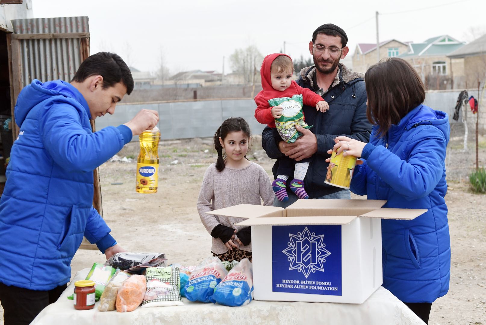 Heydər Əliyev Fondu ünvanlı sosial yardım alan ailələrə Novruz sovqatları paylayıb (FOTO) - Gallery Image