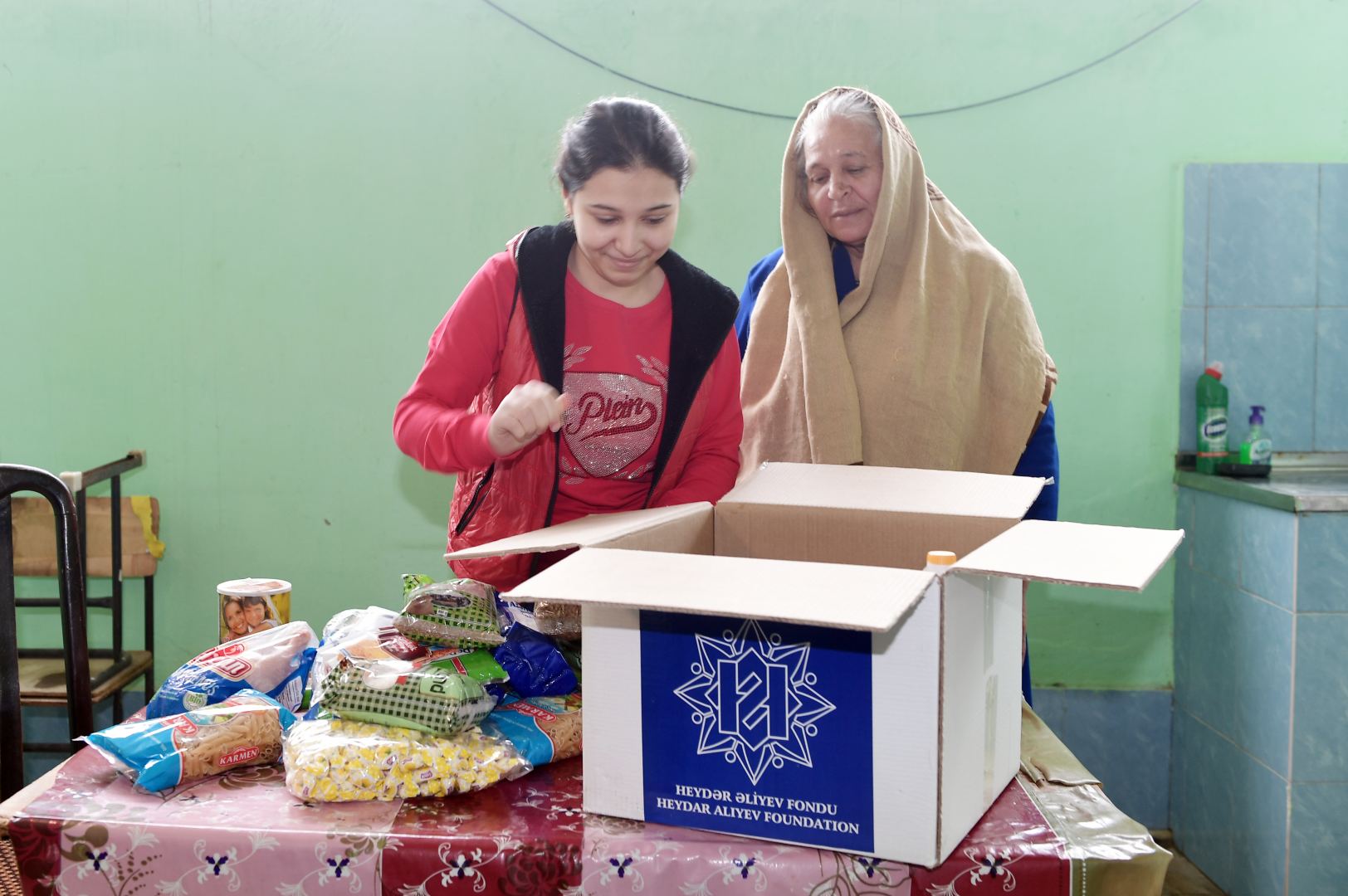 Heydər Əliyev Fondu ünvanlı sosial yardım alan ailələrə Novruz sovqatları paylayıb (FOTO) - Gallery Image