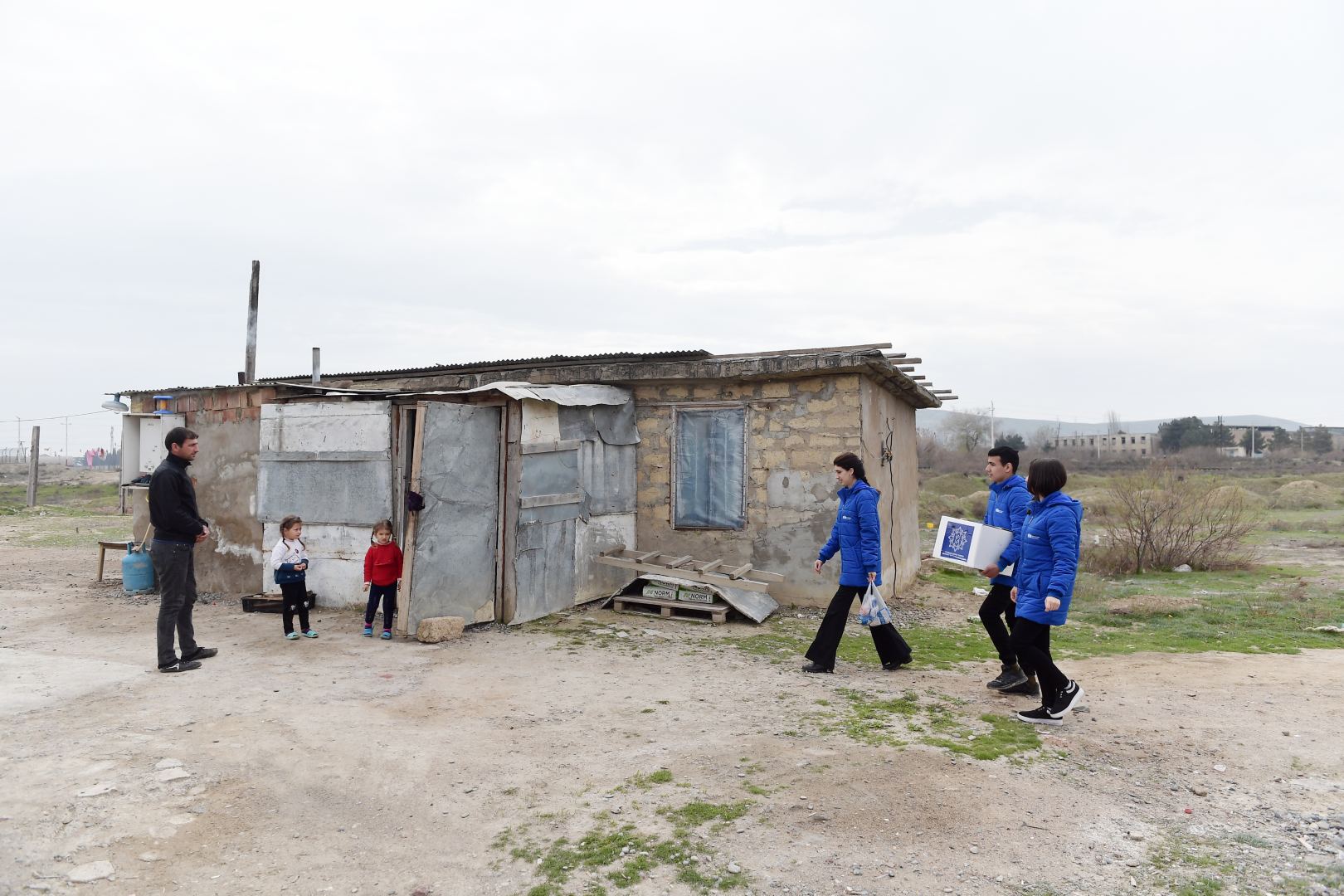 Heydər Əliyev Fondu ünvanlı sosial yardım alan ailələrə Novruz sovqatları paylayıb (FOTO) - Gallery Image