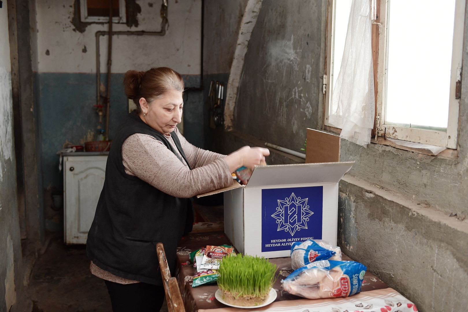 Heydər Əliyev Fondu ünvanlı sosial yardım alan ailələrə Novruz sovqatları paylayıb (FOTO) - Gallery Image
