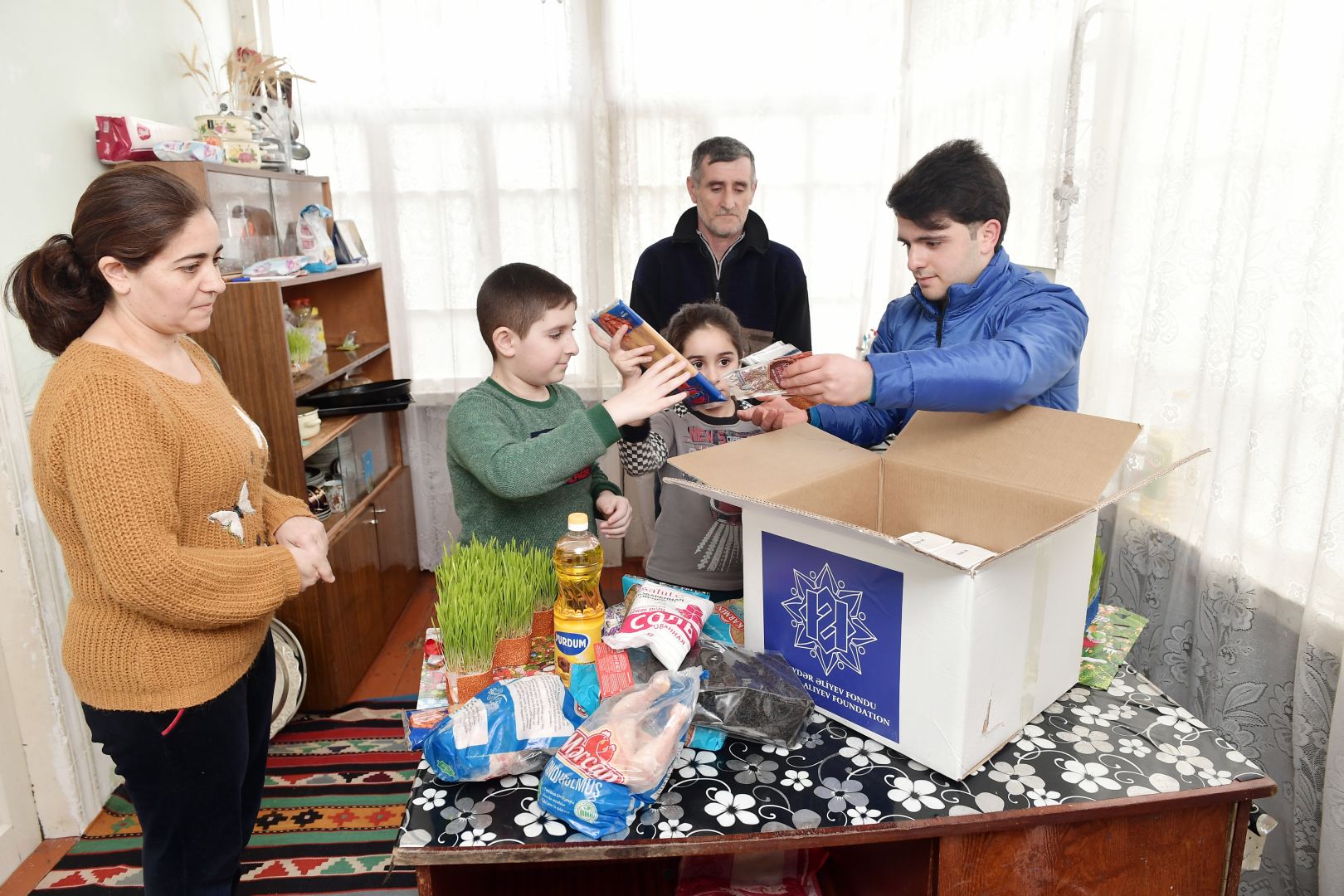 Heydər Əliyev Fondu ünvanlı sosial yardım alan ailələrə Novruz sovqatları paylayıb (FOTO) - Gallery Image