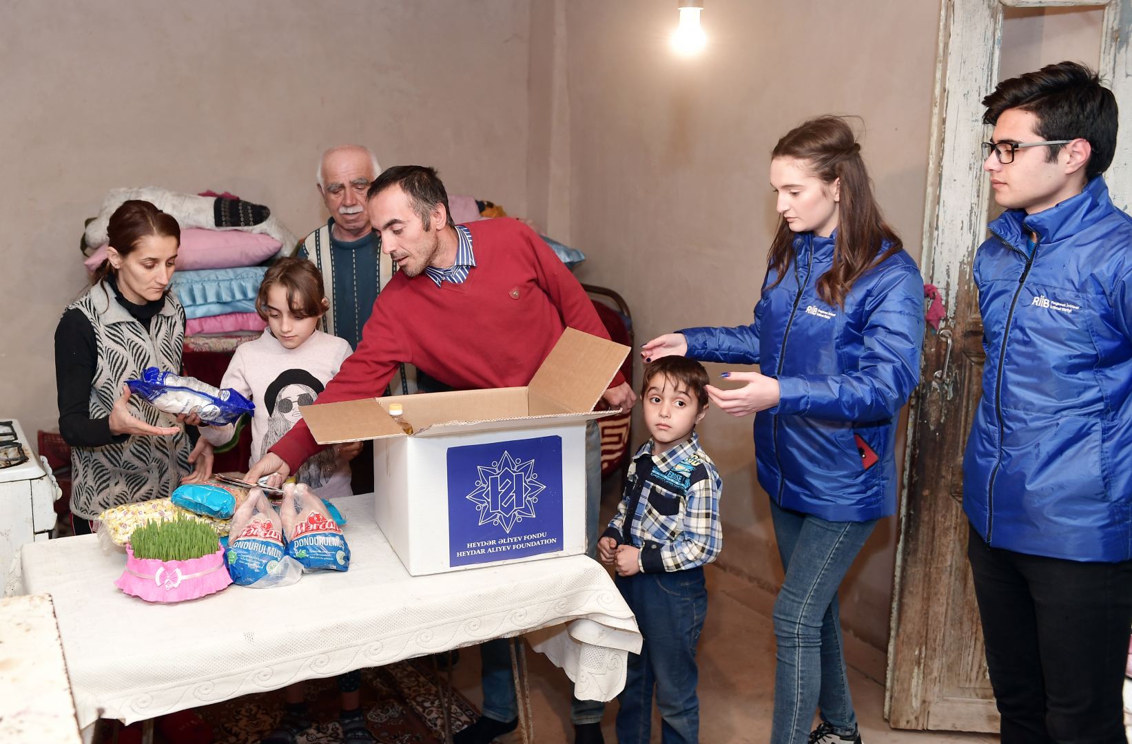 Heydər Əliyev Fondu ünvanlı sosial yardım alan ailələrə Novruz sovqatları paylayıb (FOTO) - Gallery Image