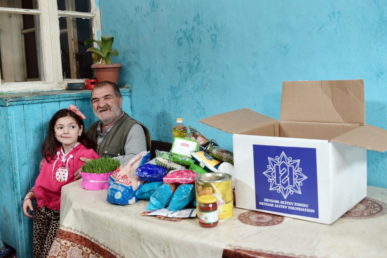 Heydər Əliyev Fondu ünvanlı sosial yardım alan ailələrə Novruz sovqatları paylayıb (FOTO) - Gallery Image