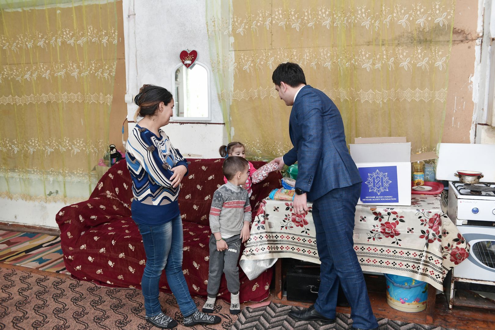 Heydər Əliyev Fondu ünvanlı sosial yardım alan ailələrə Novruz sovqatları paylayıb (FOTO) - Gallery Image