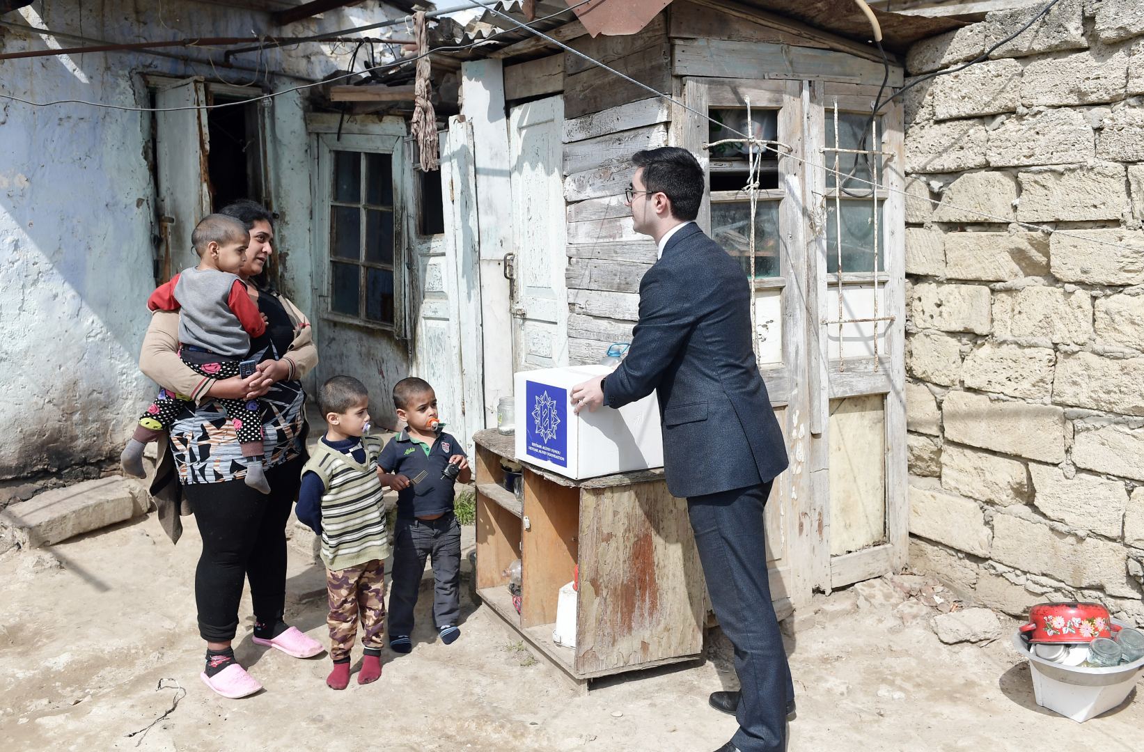 Heydər Əliyev Fondu ünvanlı sosial yardım alan ailələrə Novruz sovqatları paylayıb (FOTO) - Gallery Image