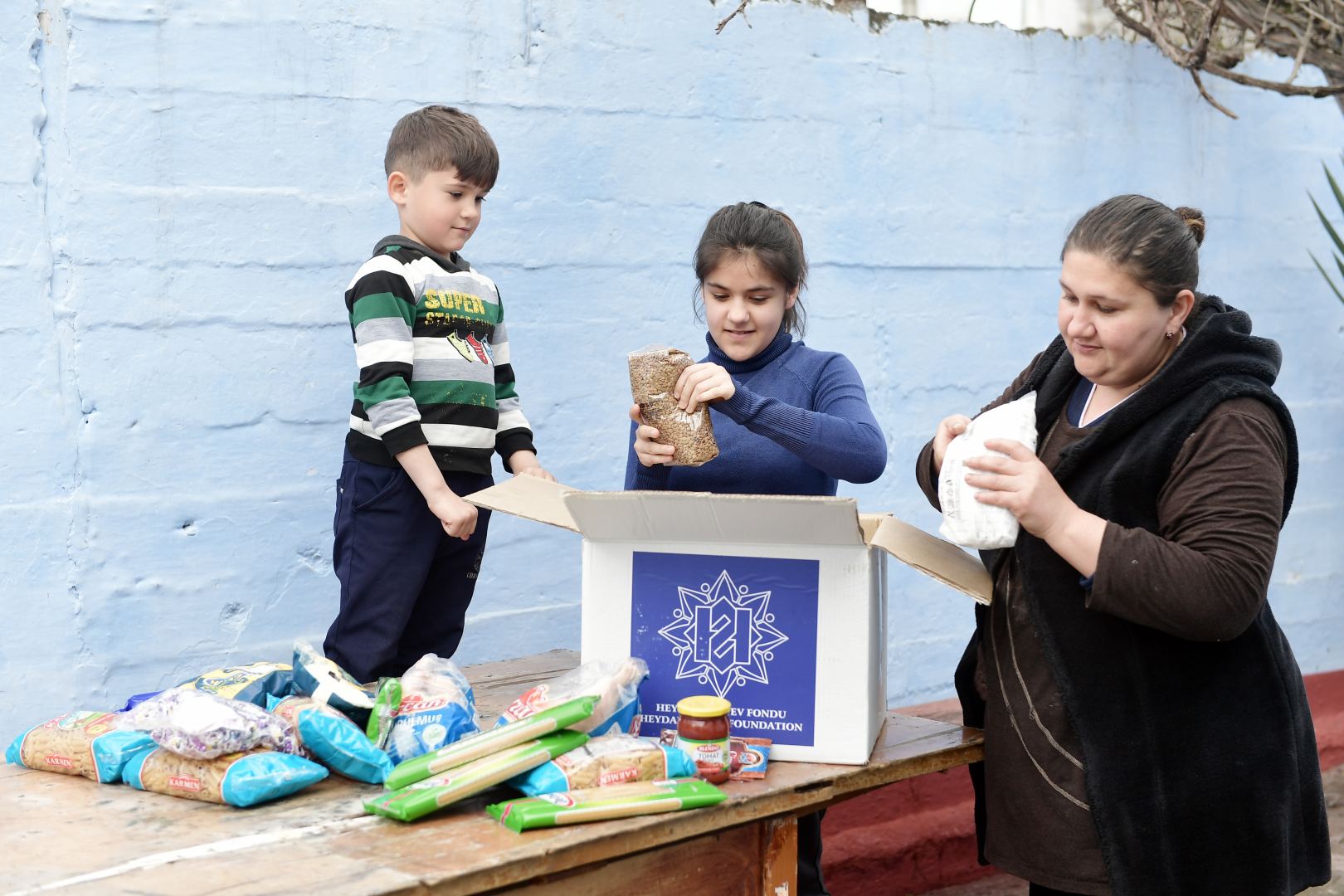 Heydər Əliyev Fondu ünvanlı sosial yardım alan ailələrə Novruz sovqatları paylayıb (FOTO) - Gallery Image