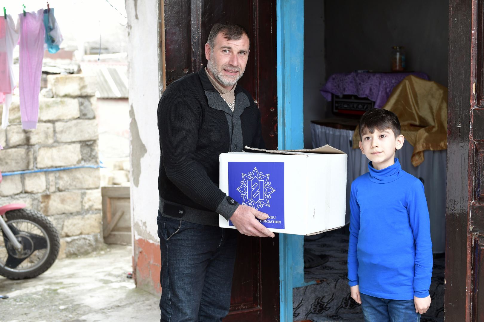 Heydər Əliyev Fondu ünvanlı sosial yardım alan ailələrə Novruz sovqatları paylayıb (FOTO) - Gallery Image