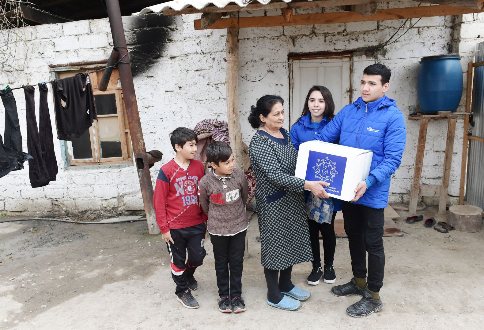 Heydər Əliyev Fondu ünvanlı sosial yardım alan ailələrə Novruz sovqatları paylayıb (FOTO) - Gallery Image