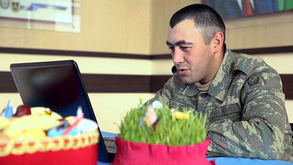 Əsgərlər ailə üzvlərinə bayram təbriklərini videoəlaqə vasitəsilə çatdırır (FOTO/VİDEO) - Gallery Image