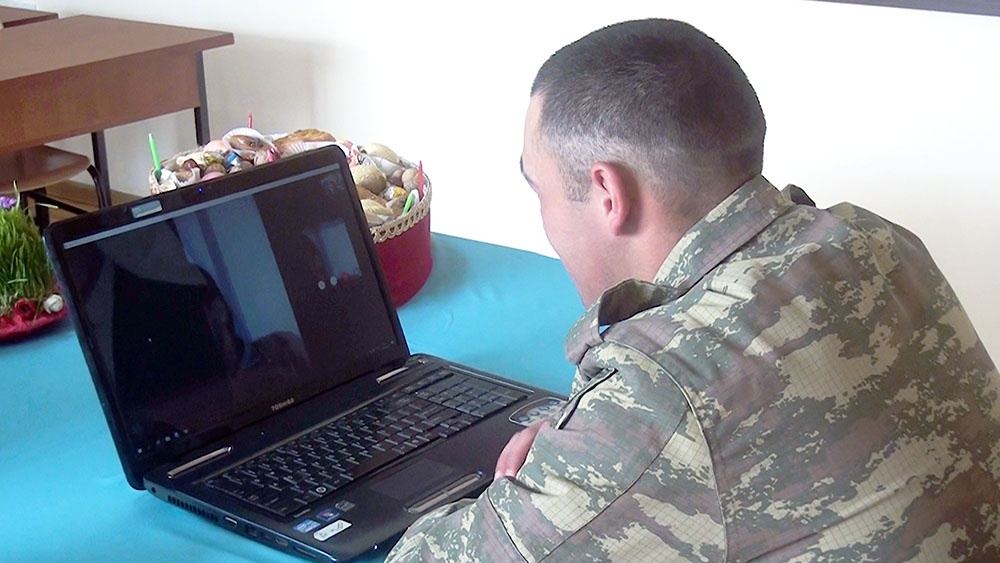 Əsgərlər ailə üzvlərinə bayram təbriklərini videoəlaqə vasitəsilə çatdırır (FOTO/VİDEO) - Gallery Image