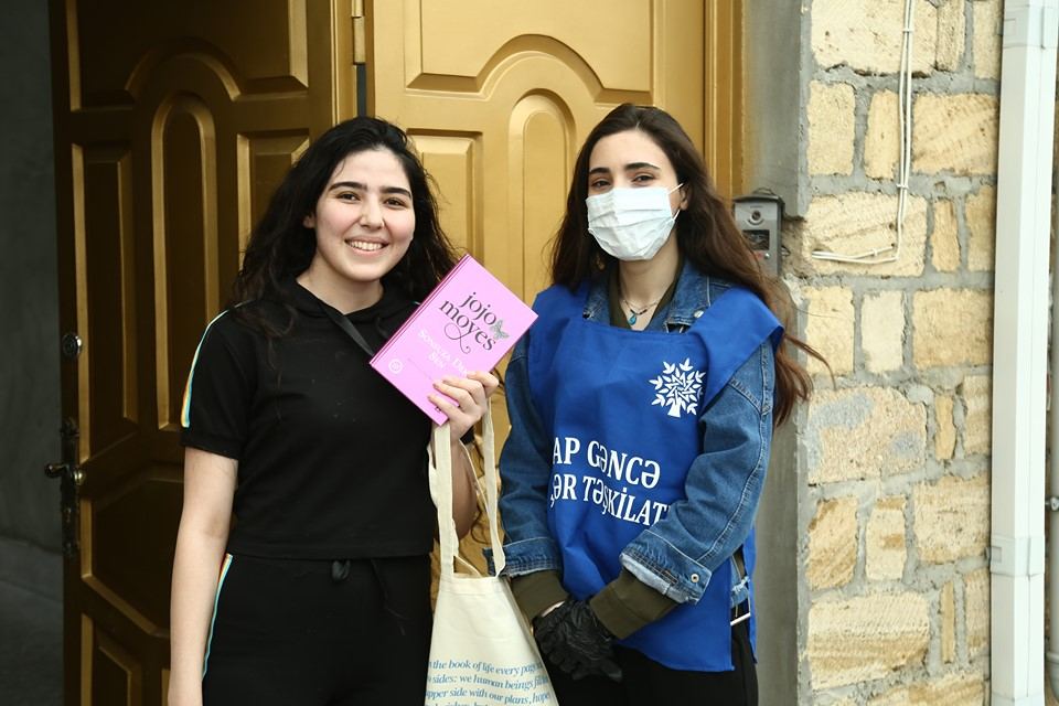 Gənclər Naqif Həmzəyevin başlatdığı sosial aksiyanı maraqla qarşıladılar (FOTO) - Gallery Image