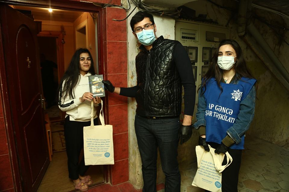 Gənclər Naqif Həmzəyevin başlatdığı sosial aksiyanı maraqla qarşıladılar (FOTO) - Gallery Image