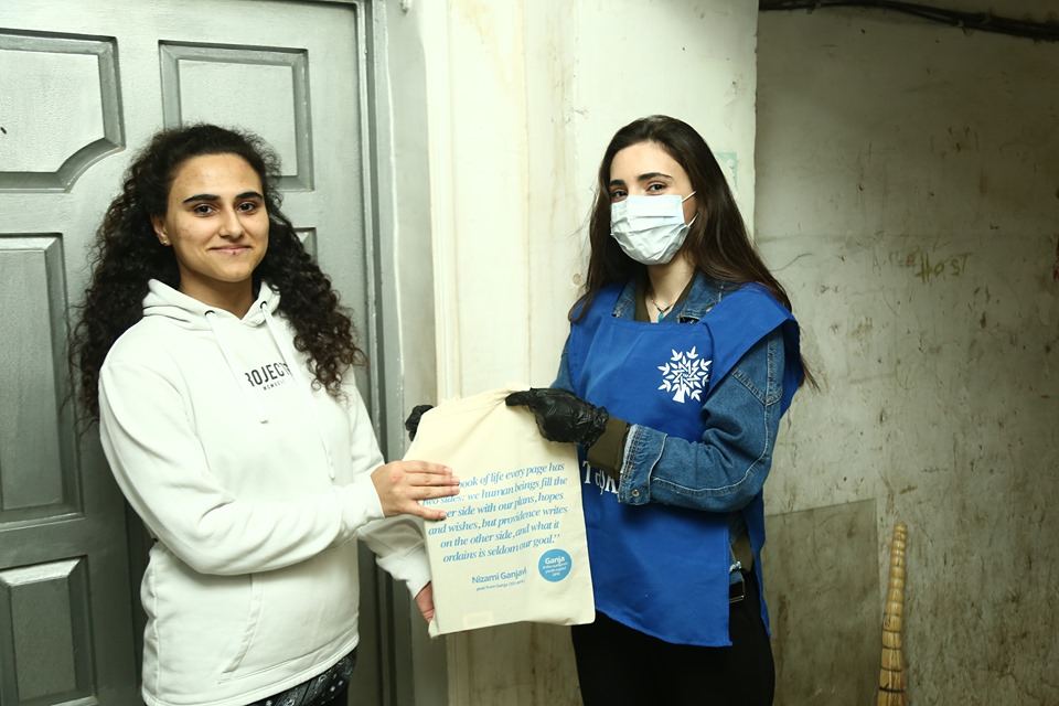 Gənclər Naqif Həmzəyevin başlatdığı sosial aksiyanı maraqla qarşıladılar (FOTO) - Gallery Image