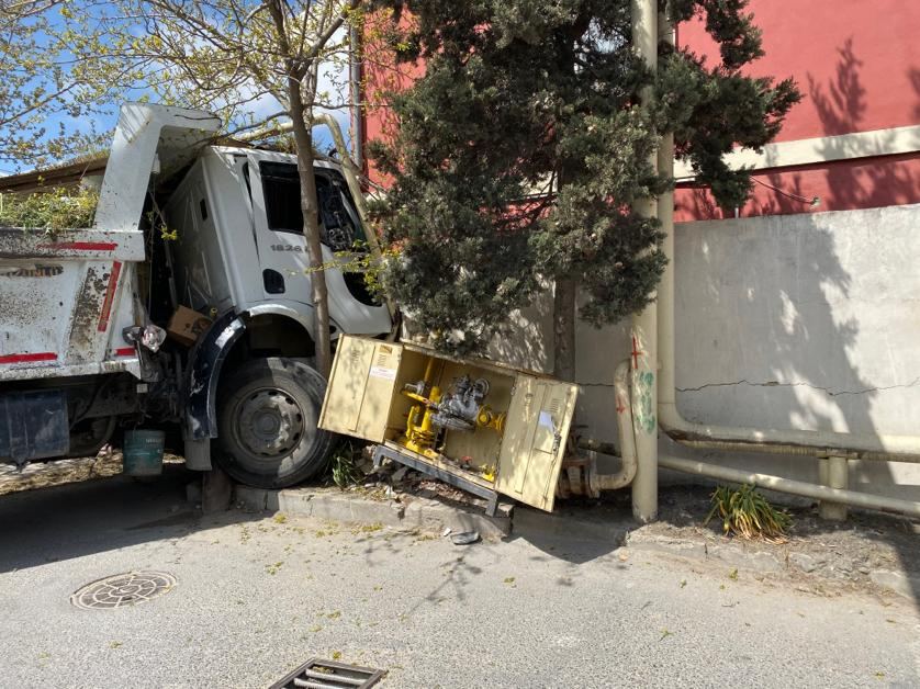 Bakıda "KamAZ" qaz təsərrüfatına ciddi zərər vurub (FOTO) - Gallery Image