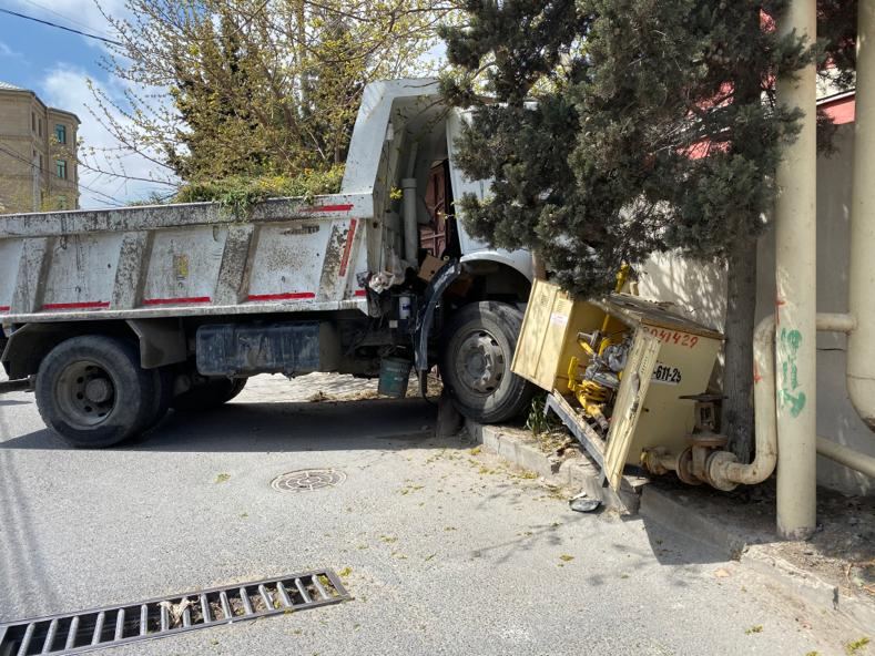 Bakıda "KamAZ" qaz təsərrüfatına ciddi zərər vurub (FOTO) - Gallery Image