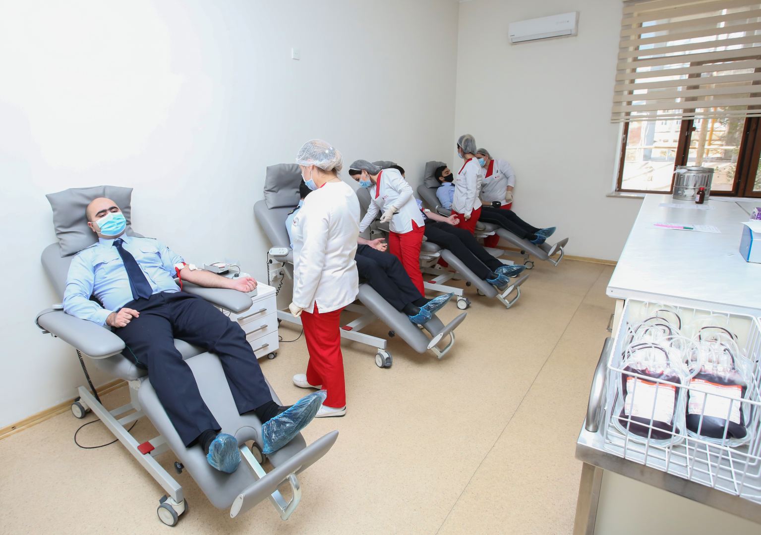 Gömrükçülər qanvermə aksiyasında iştirak ediblər (FOTO) - Gallery Image