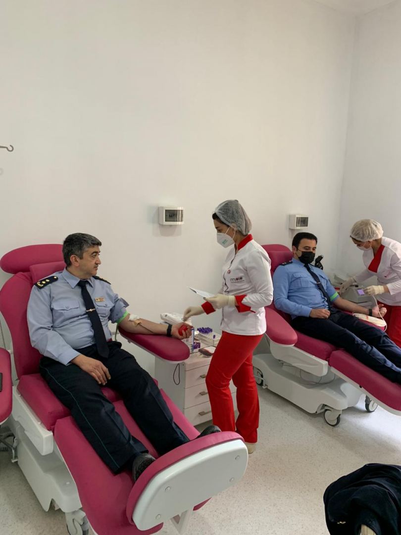 Gömrükçülər qanvermə aksiyasında iştirak ediblər (FOTO) - Gallery Image